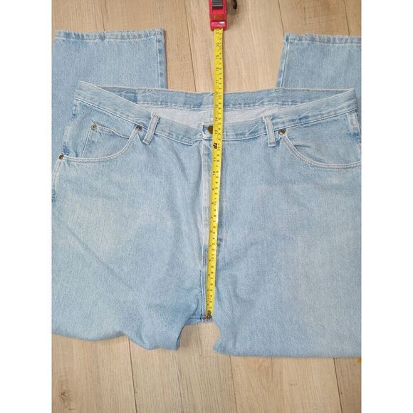 Med Light Wash Regular Fit Wranglers Size 42 x 30 - Picture 3 of 5